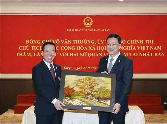 Chủ tịch nước Võ Văn Thưởng tặng bức tranh phong cảnh quê hương cho Đại sứ quán Việt Nam tại Nhật Bản.