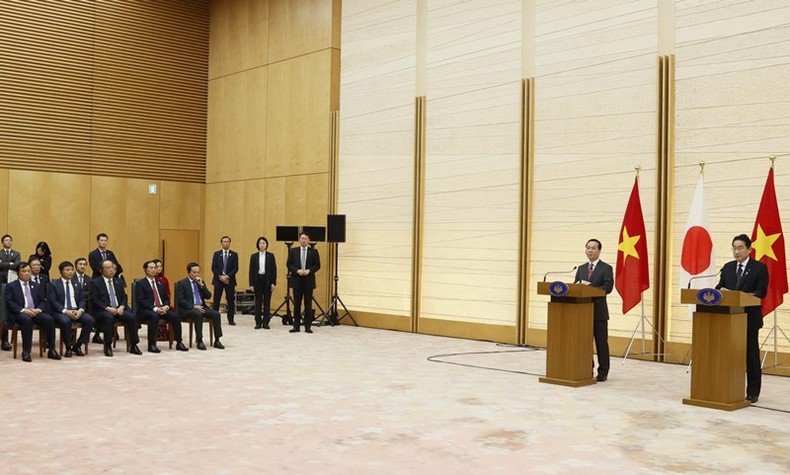 Chủ tịch nước Võ Văn Thưởng và Thủ tướng Nhật Bản Kishida Fumio tại cuộc gặp gỡ báo chí. (Ảnh: Thống Nhất – TTXVN)