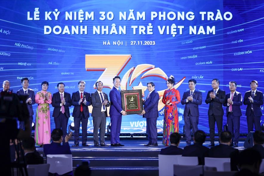 Thủ tướng Phạm Minh Chính tặng bức phù điêu cho Hội Doanh nhân trẻ Việt Nam - Ảnh: VGP/Nhật Bắc