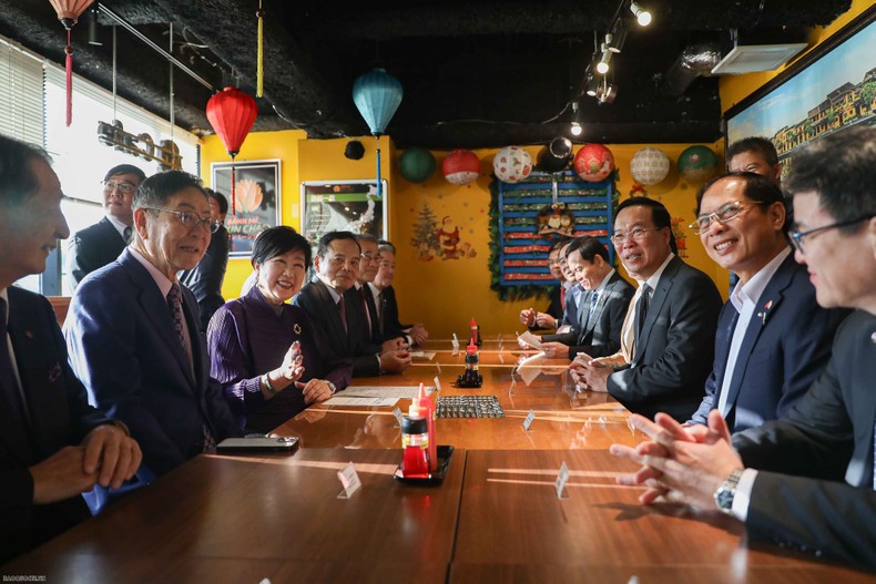 Chủ tịch nước Võ Văn Thưởng và Phu nhân cùng các quan khách Nhật Bản chia sẻ về những điểm tương đồng và gần gũi trong văn hoá, ẩm thực giữa hai nước. (Ảnh: baoquocte.vn)
