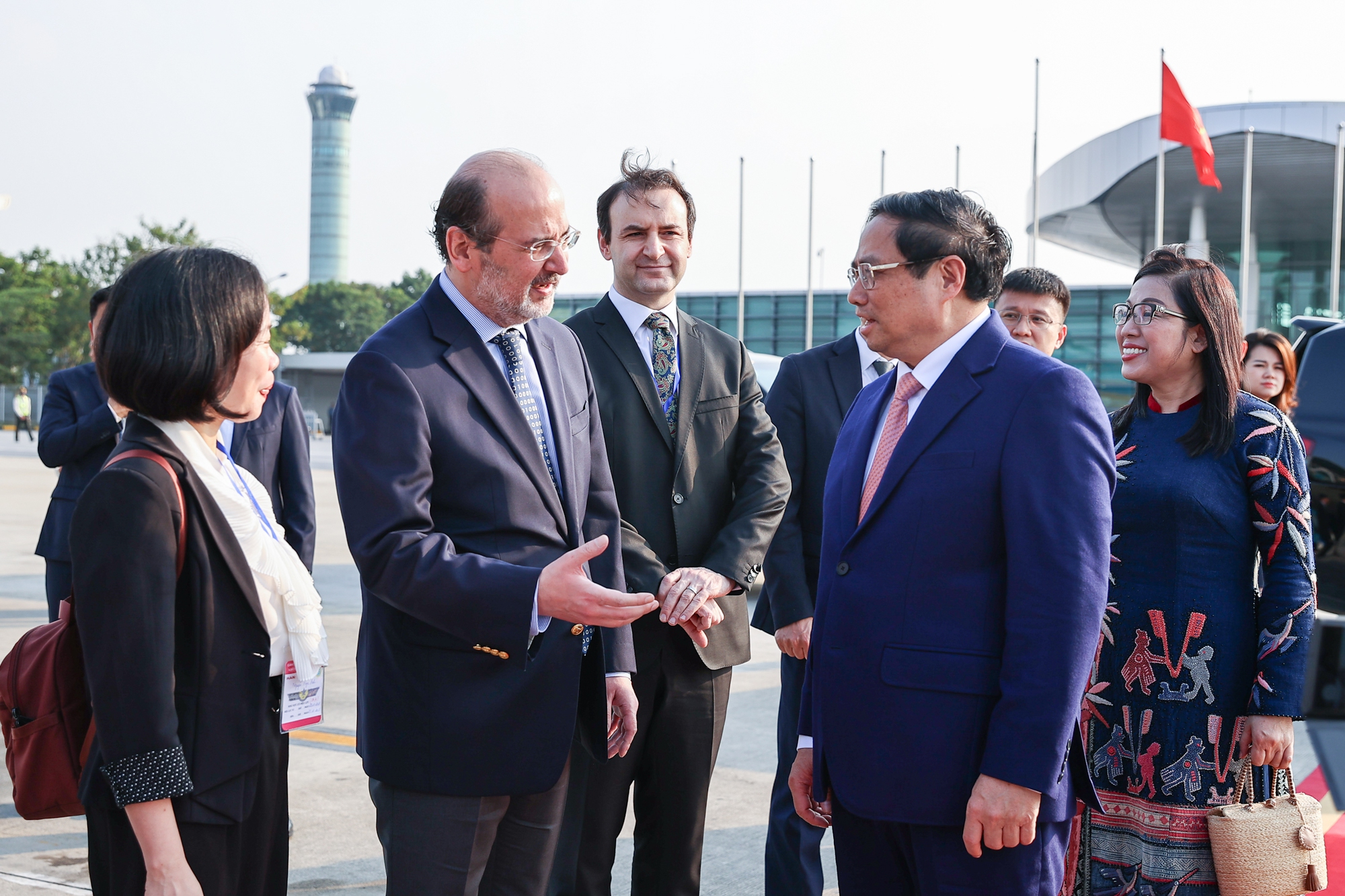 Đại sứ Thổ Nhĩ Kỳ tại Việt Nam Haldun Tekneci tiễn Thủ tướng và Phu nhân tại Sân bay Nội Bài - Ảnh: VGP/Nhật Bắc