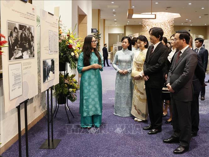 Chủ tịch nước Võ Văn Thưởng và Phu nhân cùng Hoàng Thái tử Akishino và Công nương tham quan triển lãm ảnh kỷ niệm 50 năm thiết lập quan hệ ngoại giao Việt Nam – Nhật Bản