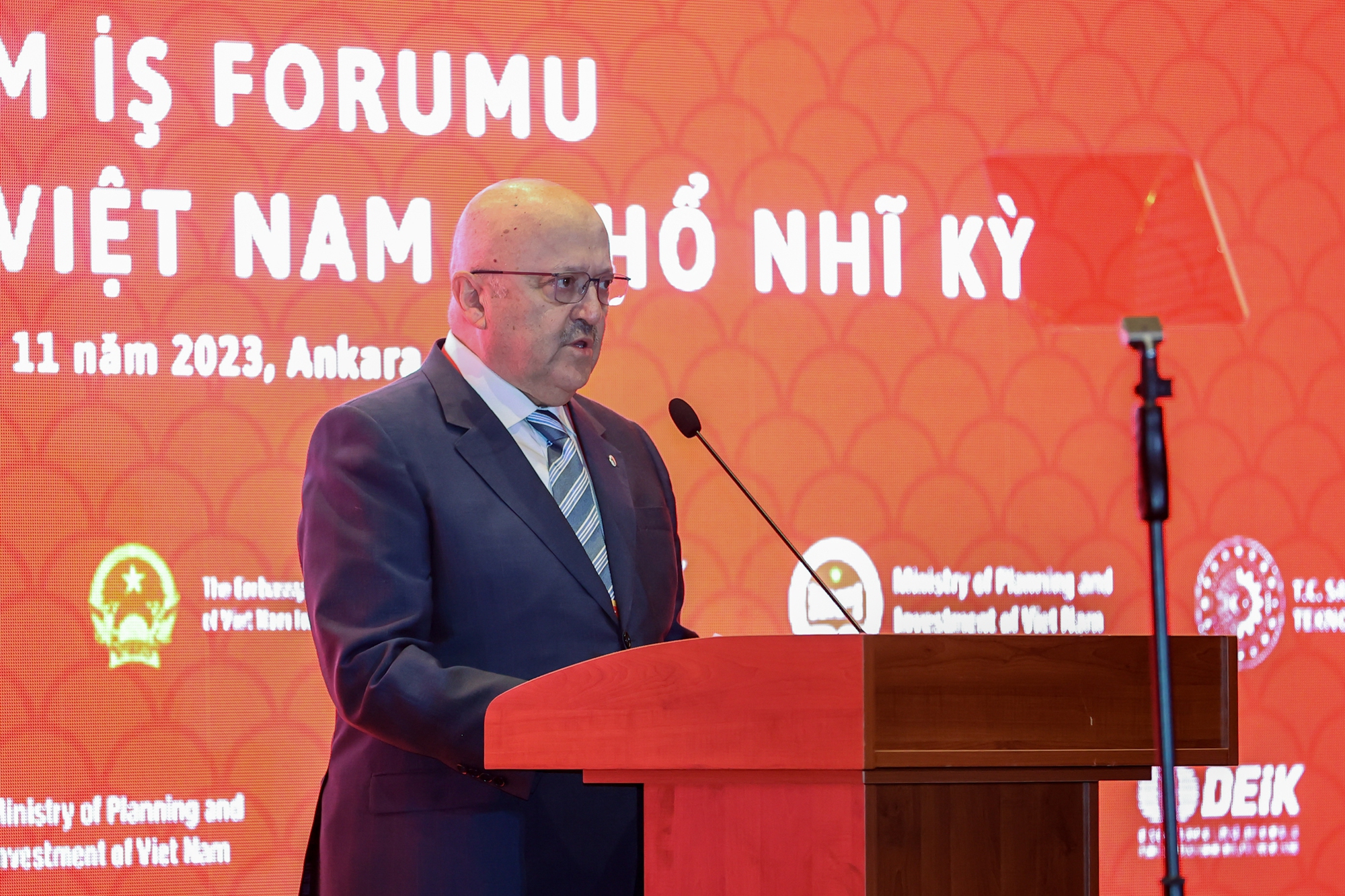 Đại diện lãnh đạo các bộ, cộng đồng doanh nghiệp Thổ Nhĩ Kỳ cho biết, Thổ Nhĩ Kỳ mong muốn thâm nhập sâu vào thị trường Việt Nam đầy tiềm năng và thông qua Việt Nam để thâm nhập sâu vào thị trường ASEAN - Ảnh: VGP/Nhật Bắc