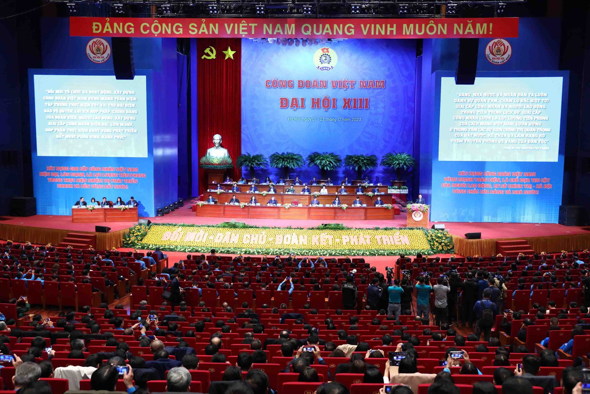 1.100 đại biểu chính thức đại diện cho hơn 11 triệu đoàn viên công đoàn trong cả nước dự Đại hội XIII Công đoàn Việt Nam- Ảnh: VGP/TC