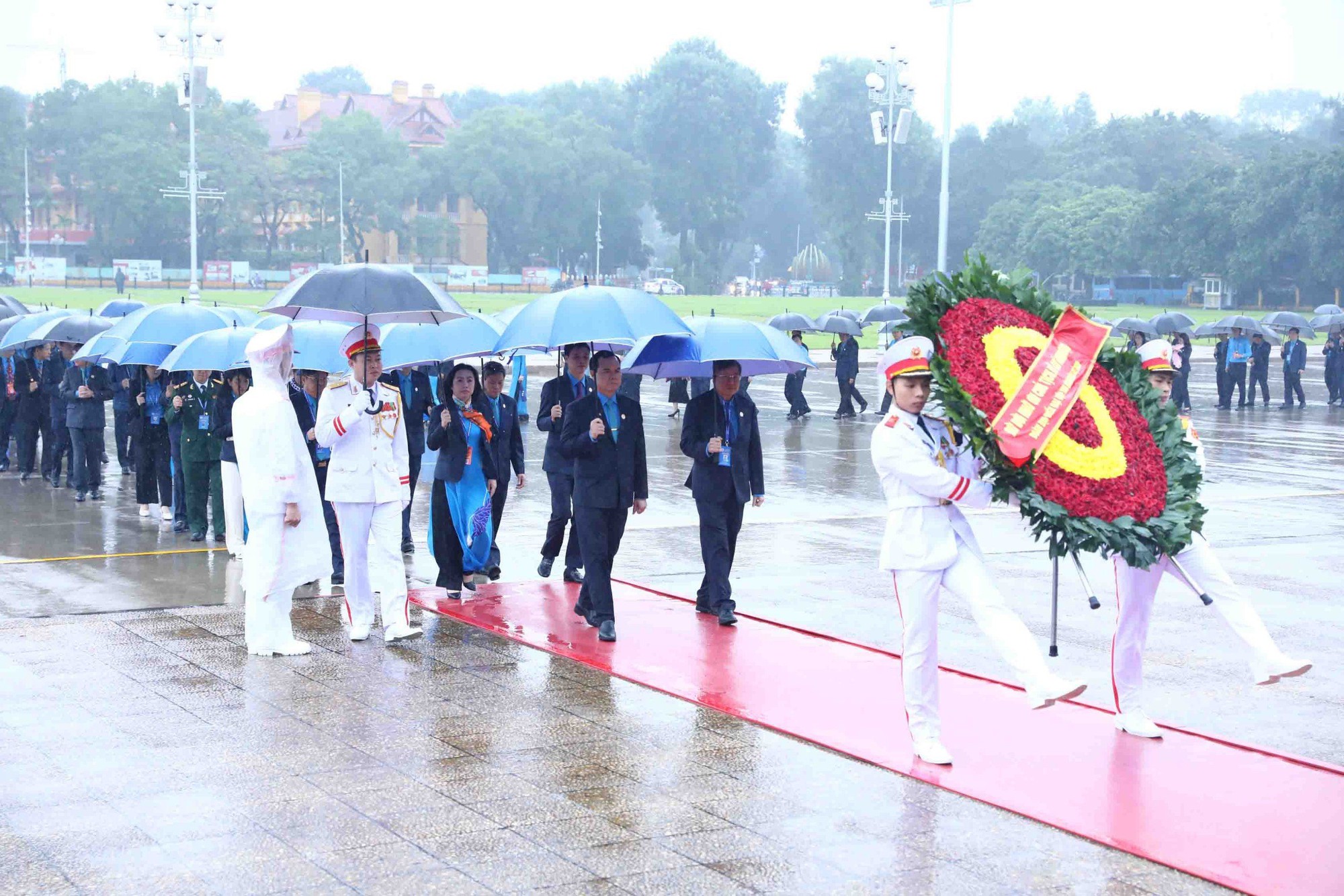 Đoàn Chủ tịch Tổng Liên đoàn cùng toàn thể đại biểu Đại hội vào Lăng viếng Chủ tịch Hồ Chí Minh sáng 1/12 - Ảnh: VGP/TC