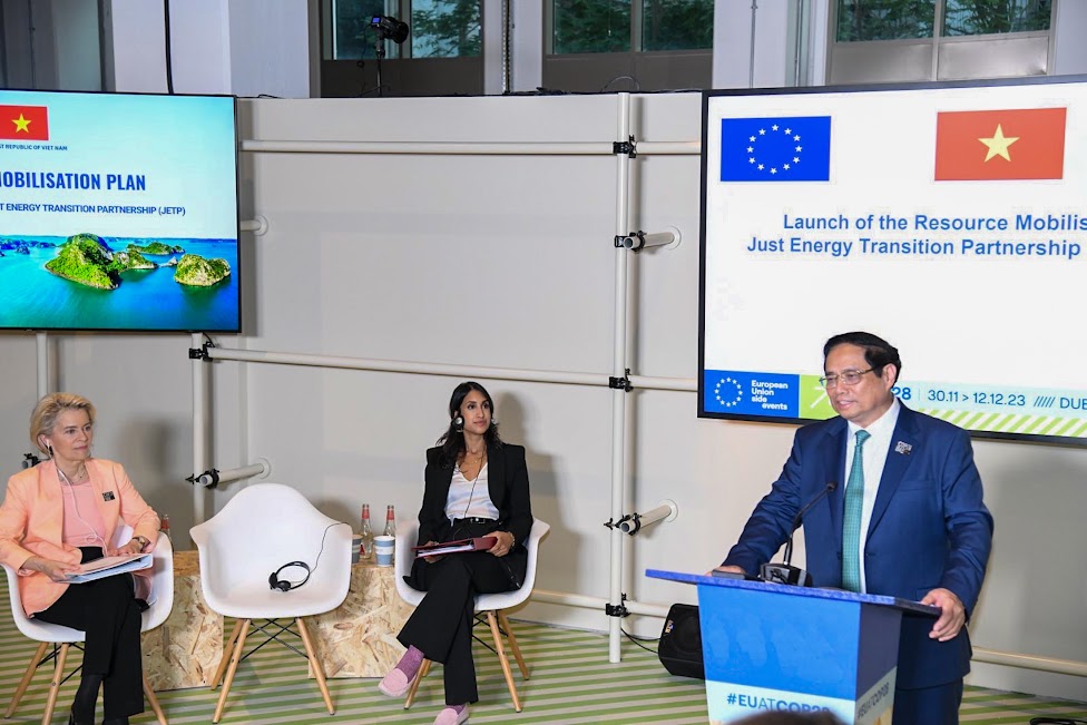 Thủ tướng khẳng định chuyển đổi năng lượng công bằng có ý nghĩa quyết định đối với việc đạt được định hướng chiến lược phát triển năng lượng quốc gia của Việt Nam, với mục tiêu đạt phát thải ròng bằng ""0" vào năm 2050 - Ảnh: VGP/Nhật Bắc