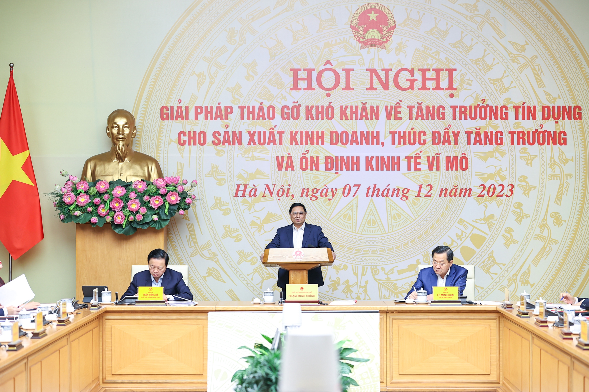Thủ tướng Phạm Minh Chính chủ trì Hội nghị bàn giải pháp tháo gỡ khó khăn về tăng trưởng tín dụng cho sản xuất, kinh doanh thúc đẩy tăng trưởng và ổn định kinh tế vĩ mô - Ảnh: VGP/Nhật Bắc