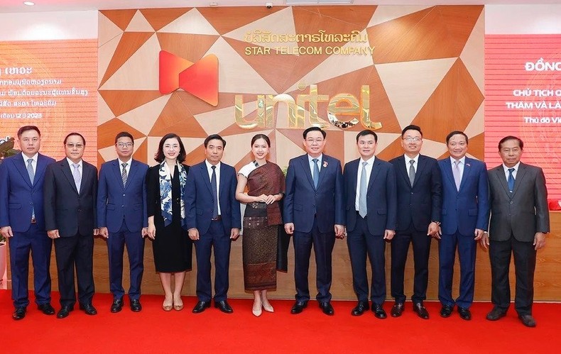 Chủ tịch Quốc hội Vương Đình Huệ cùng tập thể lãnh đạo Công ty Star Telecom. (Ảnh: TTXVN)