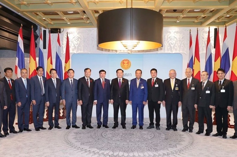 Chủ tịch Quốc hội Vương Đình Huệ và Chủ tịch Quốc hội Vương quốc Thái Lan Wanmuhamadnoor Matha cùng các đại biểu. (Ảnh: TTXVN)