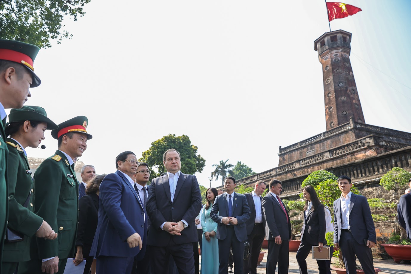 Thủ tướng Phạm Minh Chính và Thủ tướng Belarus Roman Golovchenko tham quan Cột cờ Hà Nội - Ảnh: VGP/Nhật Bắc