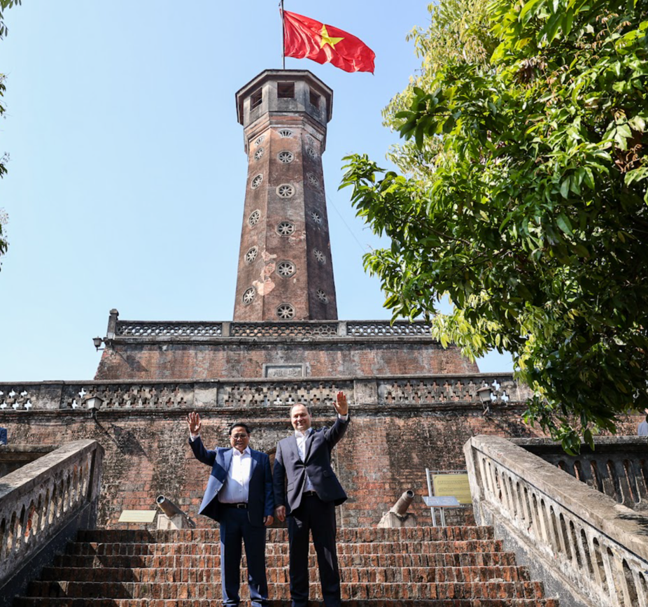 Thủ tướng Phạm Minh Chính và Thủ tướng Belarus Roman Golovchenko chụp ảnh lưu niệm tại Cột cờ Hà Nội - Ảnh: VGP/Nhật Bắc