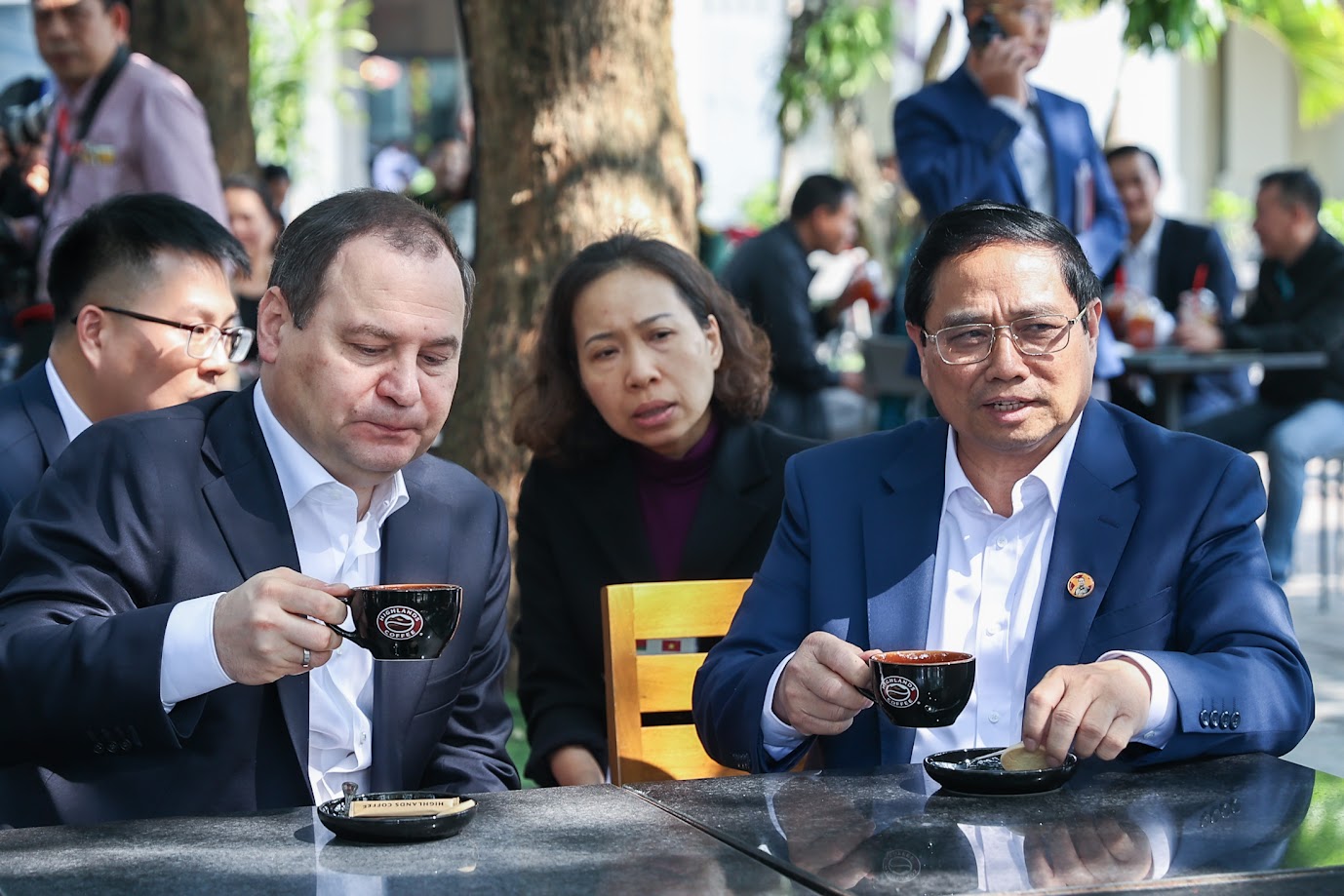 Thủ tướng Phạm Minh Chính và Thủ tướng Belarus thưởng thức hương vị cà phê Việt Nam tại quán cà phê dưới chân Cột cờ Hà Nội - Ảnh: VGP/Nhật Bắc