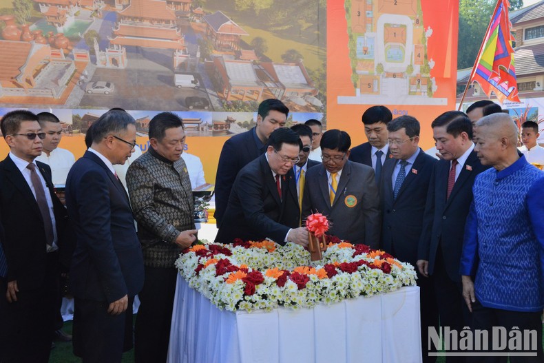Chủ tịch Quốc hội Vương Đình Huệ thực hiện nghi thức khởi công dự án.