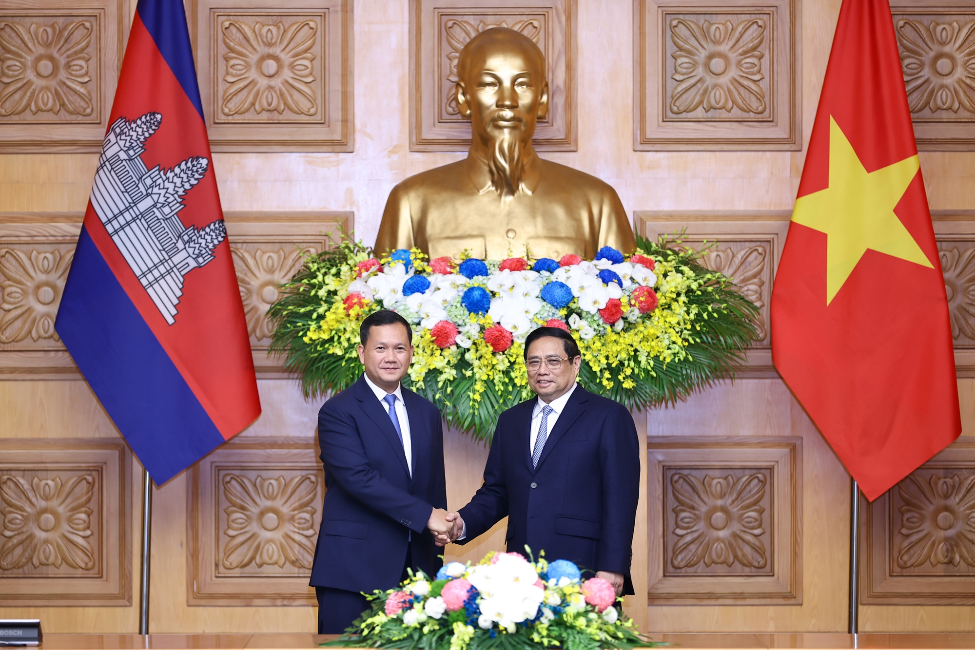Thủ tướng Chính phủ Phạm Minh Chính nhiệt liệt chào mừng Samdech Thipadei Thủ tướng Hun Manet trong chuyến thăm chính thức đầu tiên tới Việt Nam - Ảnh: VGP/Nhật Bắc