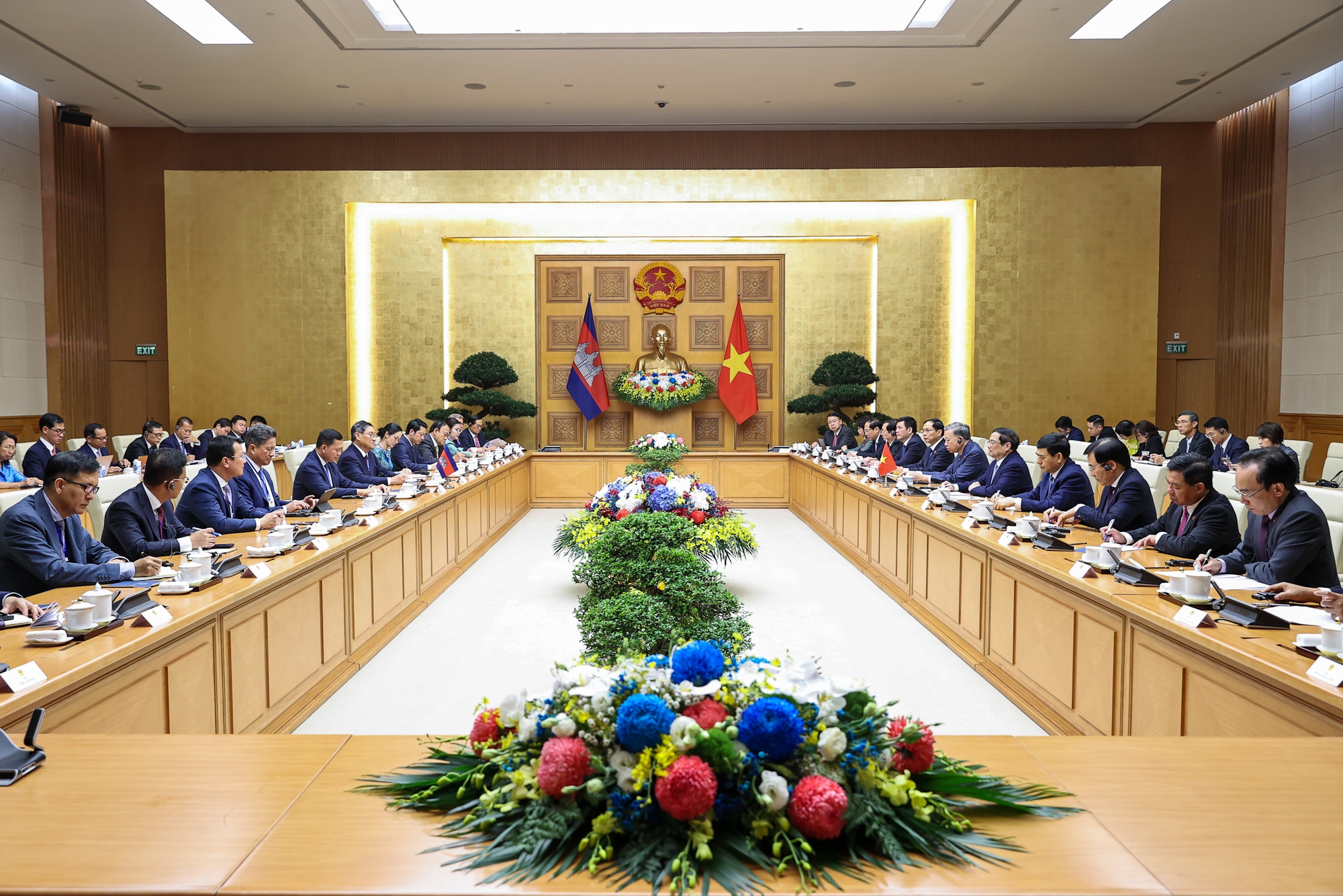 Hai Thủ tướng trao đổi về phương hướng lớn nhằm thúc đẩy mạnh mẽ quan hệ hợp tác toàn diện Việt Nam - Campuchia trong thời gian tới - Ảnh: VGP/Nhật Bắc