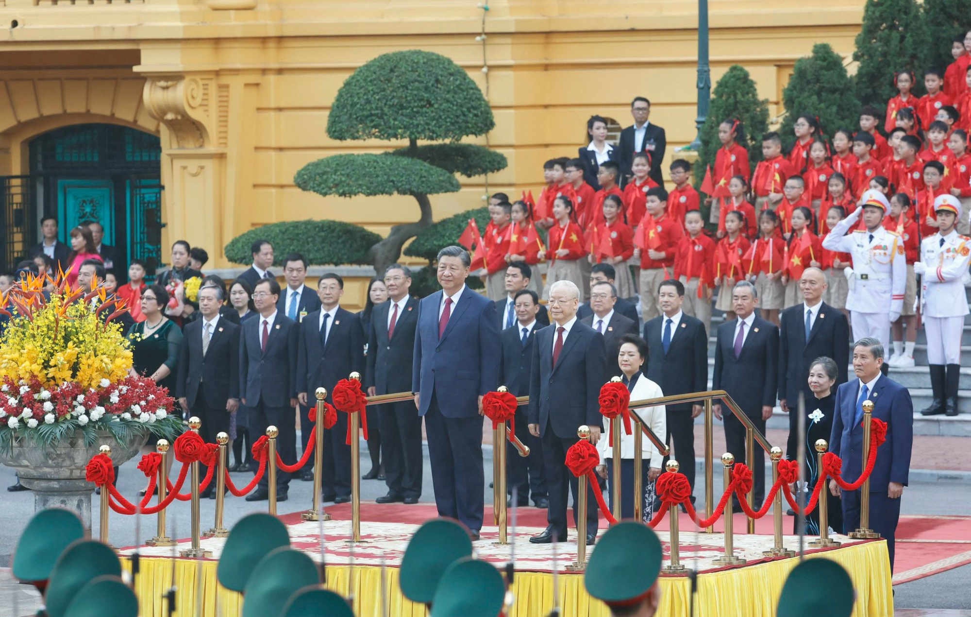 Tổng Bí thư Nguyễn Phú Trọng và Phu nhân chủ trì lễ đón chính thức Tổng Bí thư, Chủ tịch nước Trung Quốc Tập Cận Bình và Phu nhân - Ảnh: VGP/Nhật Bắc