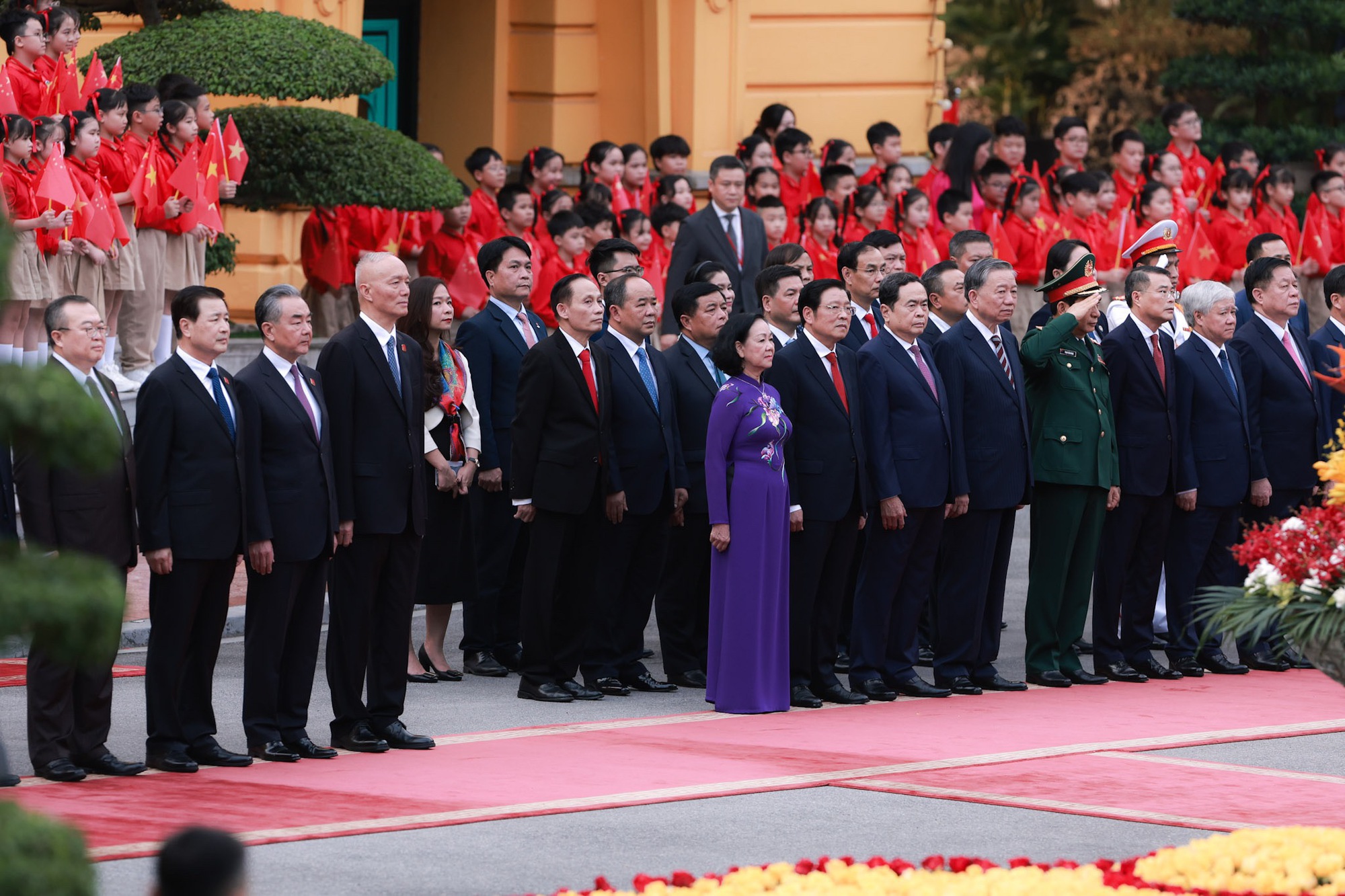 Đoàn Đại biểu Việt Nam tham dự Lễ đón chính thức Tổng Bí thư, Chủ tịch nước Trung Quốc Tập Cận Bình - Ảnh: VGP/Nhật Bắc