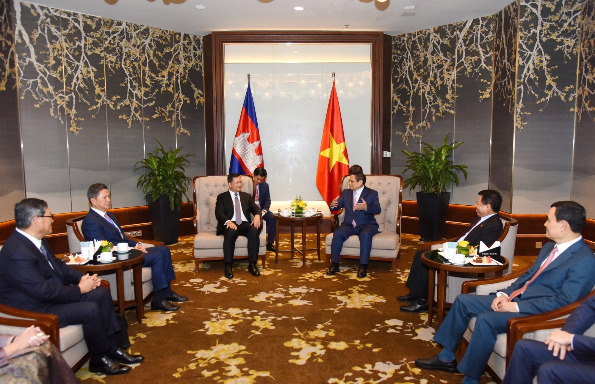 Thủ tướng Phạm Minh Chính tặng Thủ tướng Campuchia sách của Tổng Bí thư Nguyễn Phú Trọng- Ảnh 4.