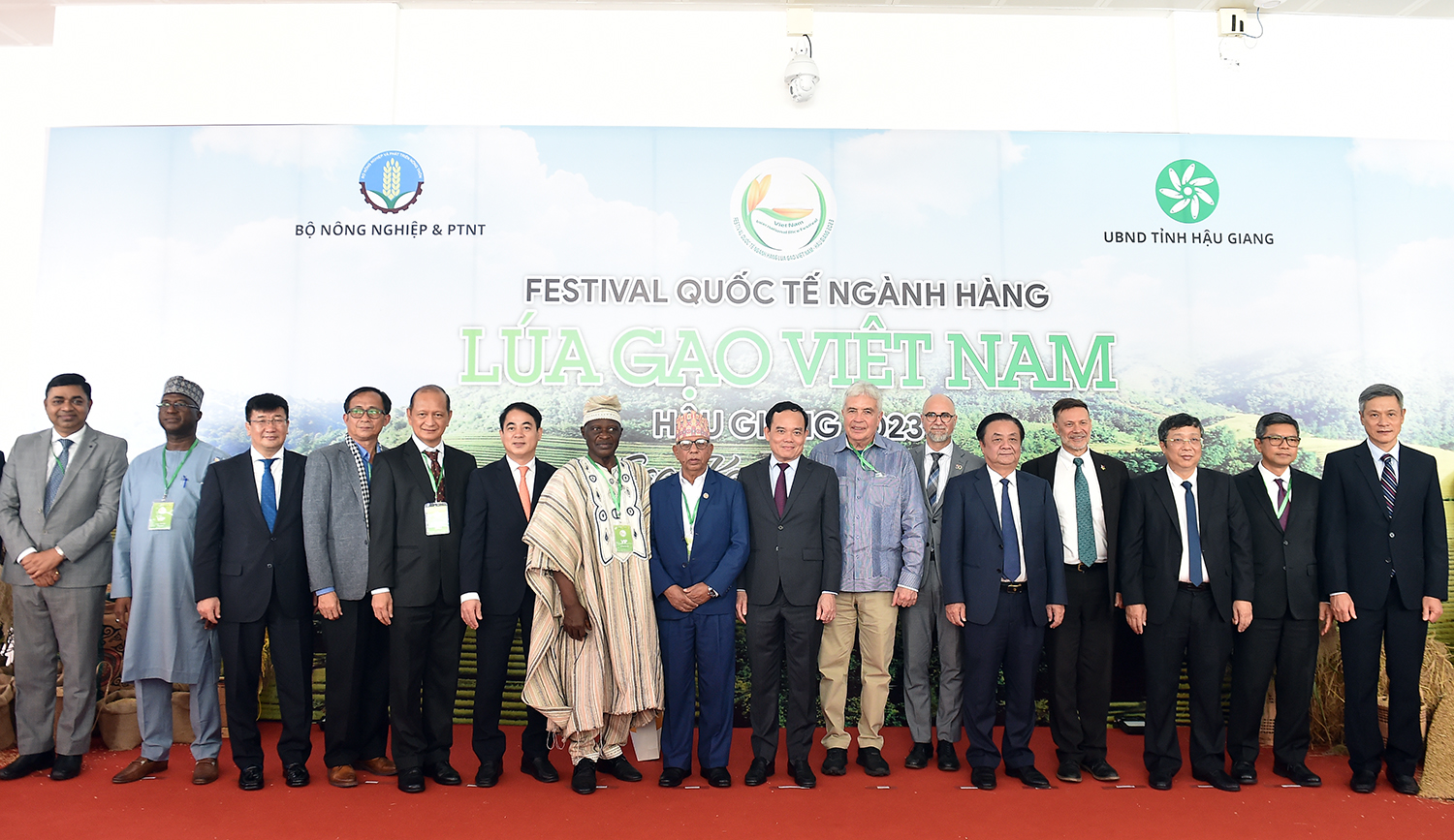 Phó Thủ tướng Trần Lưu Quang và Trưởng đoàn các nước, các đại sứ dự Festival quốc tế lúa gạo Việt Nam 2023 - Ảnh: VGP/Hải Minh
