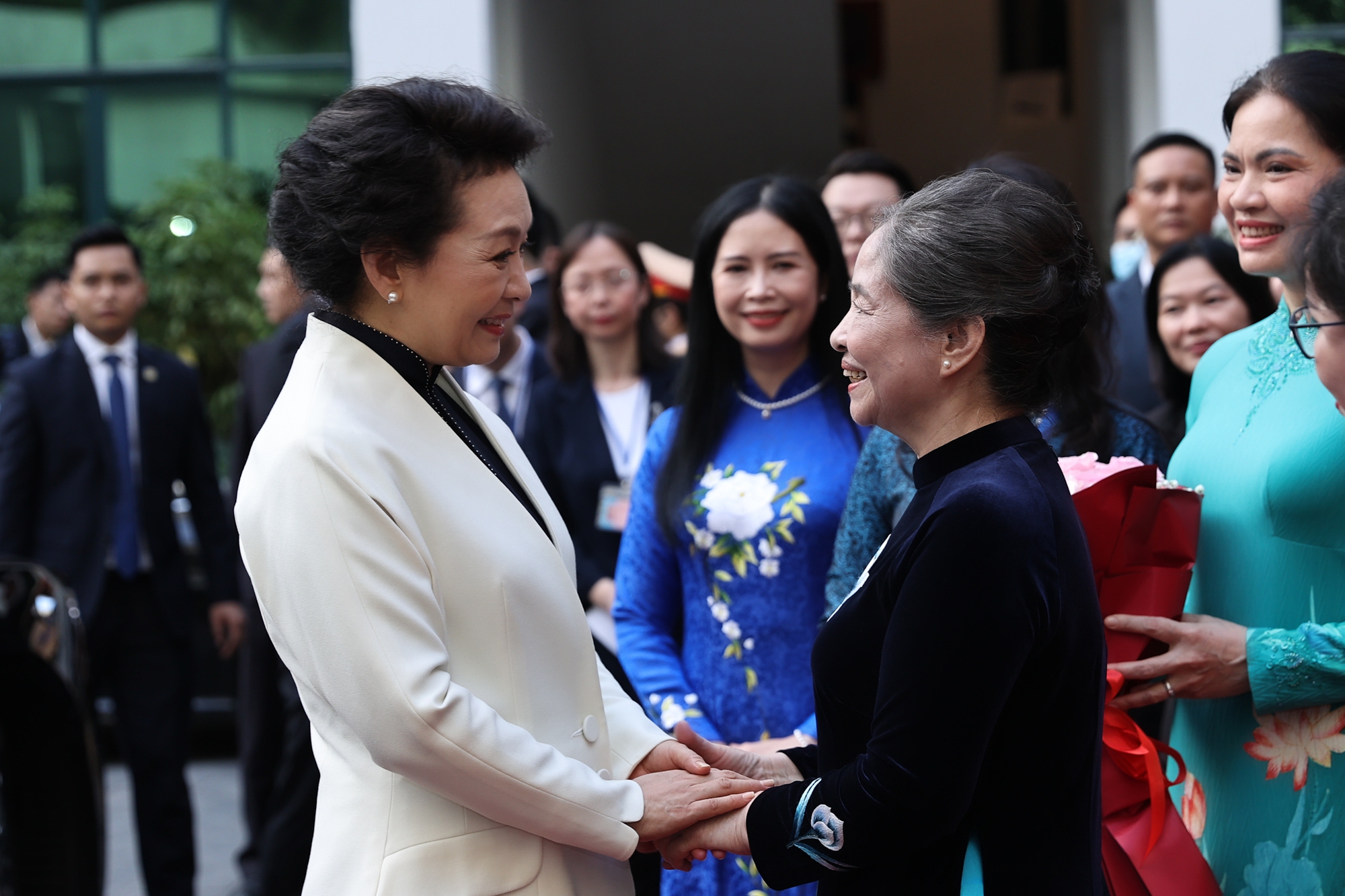 Phu nhân Tổng Bí thư Nguyễn Phú Trọng (bên phải) đón Phu nhân Tổng Bí thư, Chủ tịch nước Trung Quốc Tập Cận Bình tới thăm Bảo tàng Phụ nữ Việt Nam - Ảnh: VGP/Nhật Bắc