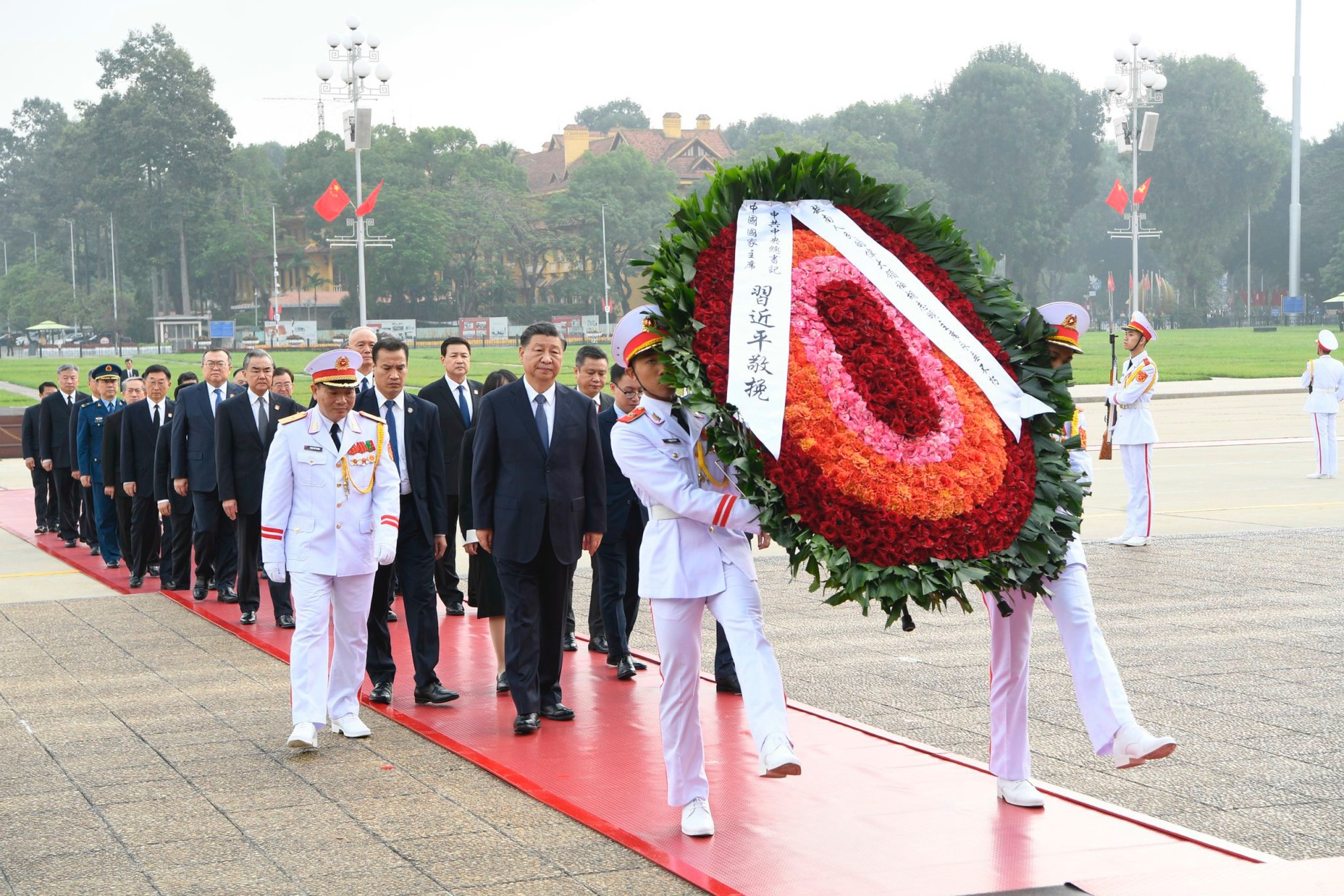 Tổng Bí thư, Chủ tịch nước Trung Quốc Tập Cận Bình đến đặt vòng hoa và vào Lăng viếng Chủ tịch Hồ Chí Minh - Ảnh: VGP/Nhật Bắc