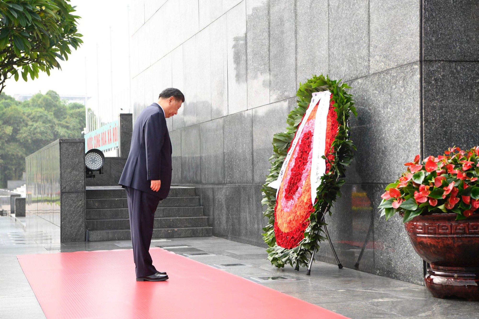 Tổng Bí thư, Chủ tịch nước Trung Quốc Tập Cận Bình đặt vòng hoa viếng Chủ tịch Hồ Chí Minh - Ảnh: VGP/Nhật Bắc