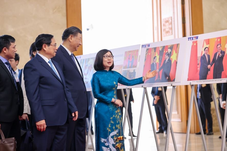 Thủ tướng Phạm Minh Chính và Tổng Bí thư, Chủ tịch nước Trung Quốc Tập Cận Bình tham quan trưng bày ảnh về quan hệ Việt - Trung - Ảnh: VGP/Nhật Bắc