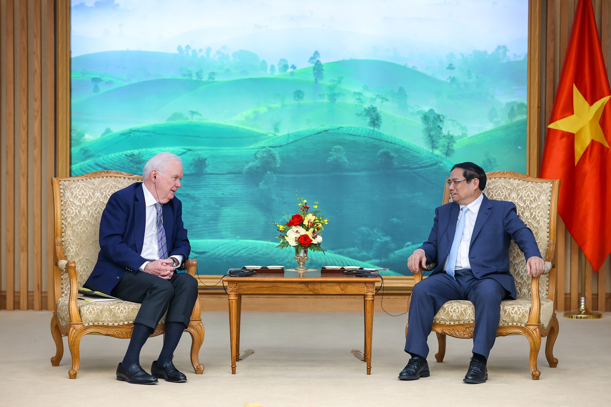 Thủ tướng đề nghị ông Thomas Vallely và Chương trình Việt Nam tại Đại học Harvard tiếp tục tư vấn chính sách phát triển kinh tế-xã hội, xây dựng các hoạt động đối thoại chính sách phù hợp; hợp tác, hỗ trợ Việt Nam đào tạo nhân lực; kết nối các đối tác, nhà đầu tư về bán dẫn, AI tới Việt Nam… - Ảnh: VGP/Nhật Bắc