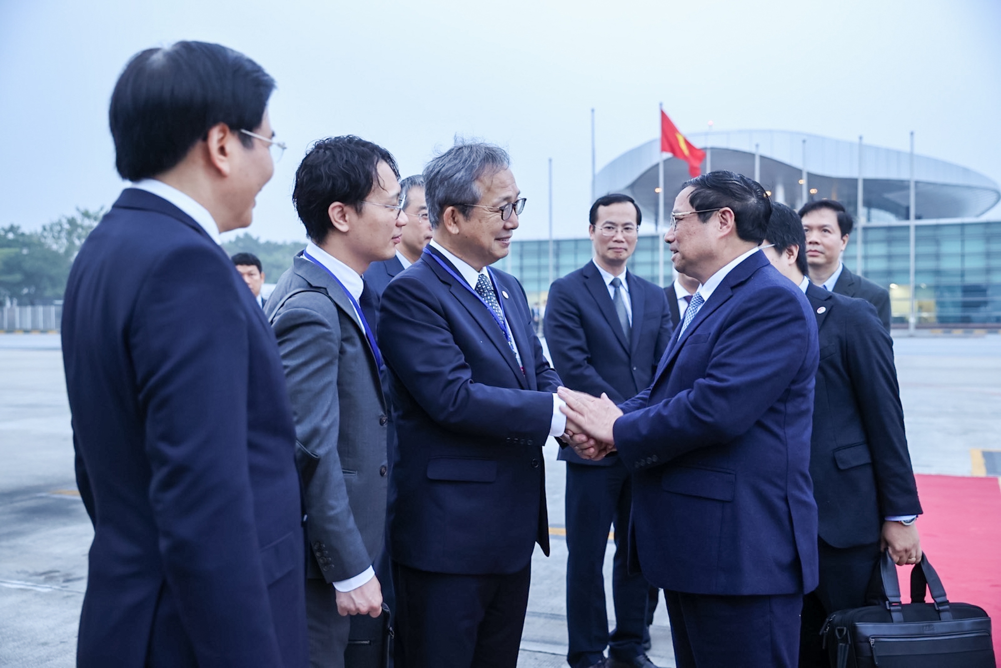 Đại sứ Nhật Bản tại Việt Nam Yamada Takio tiễn Thủ tướng Chính phủ Phạm Minh Chính tại sân bay - Ảnh: VGP/Nhật Bắc