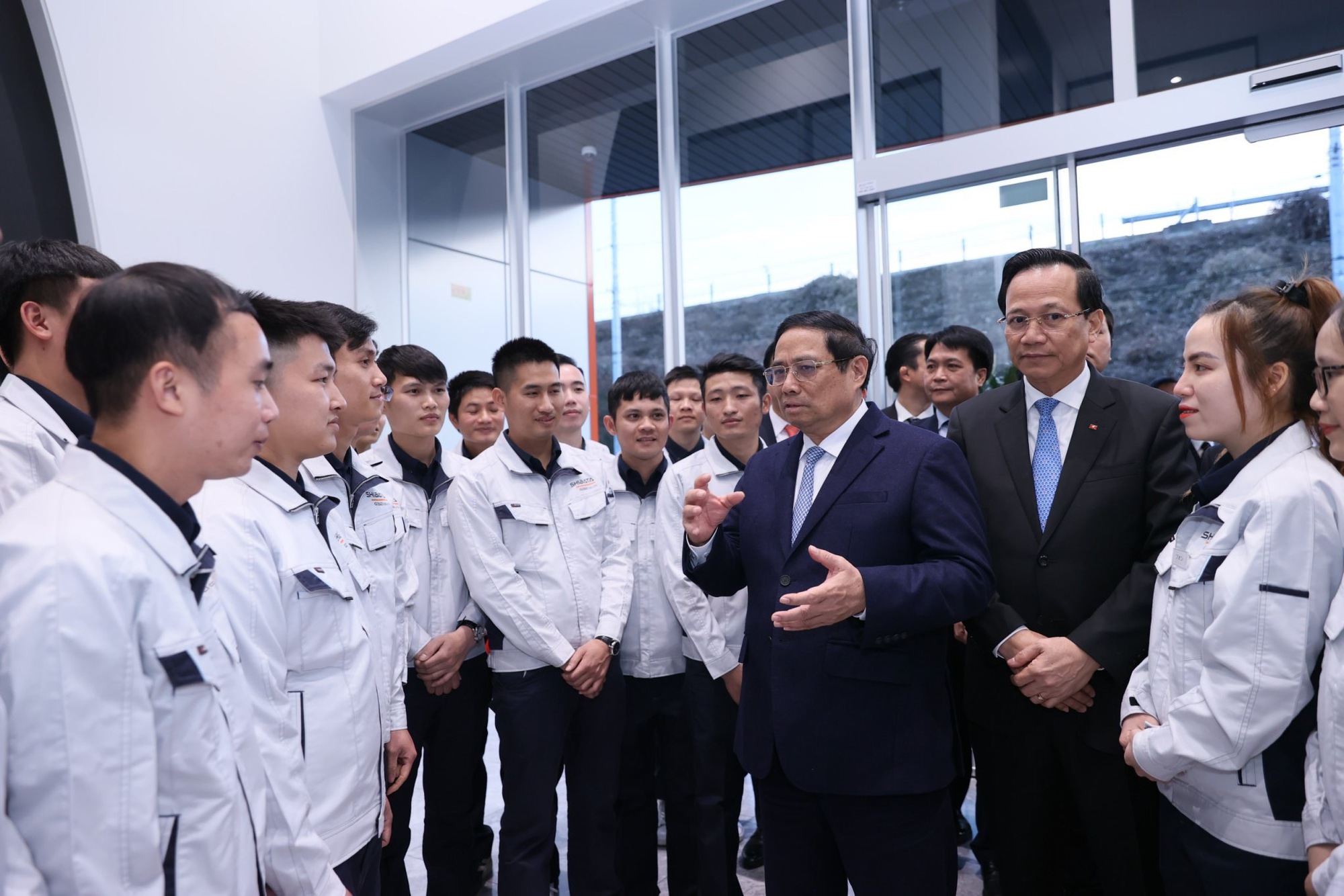 Thủ tướng nói chuyện với các lao động người Việt Nam tại Công ty - Ảnh: VGP/Nhật Bắc