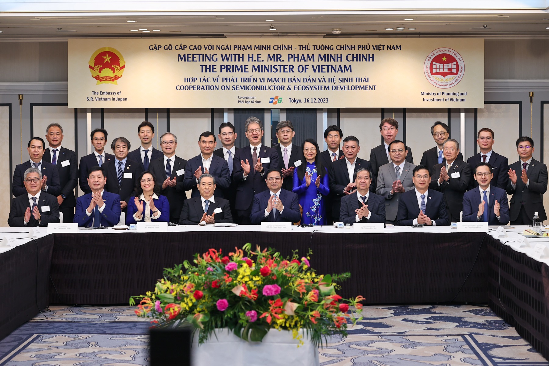 Thủ tướng chụp ảnh lưu niệm tại buổi gặp gỡ, làm việc với các tập đoàn, doanh nghiệp hàng đầu của Nhật Bản về hợp tác phát triển vi mạch bán dẫn và hệ sinh thái đi cùng - Ảnh: VGP/Nhật Bắc