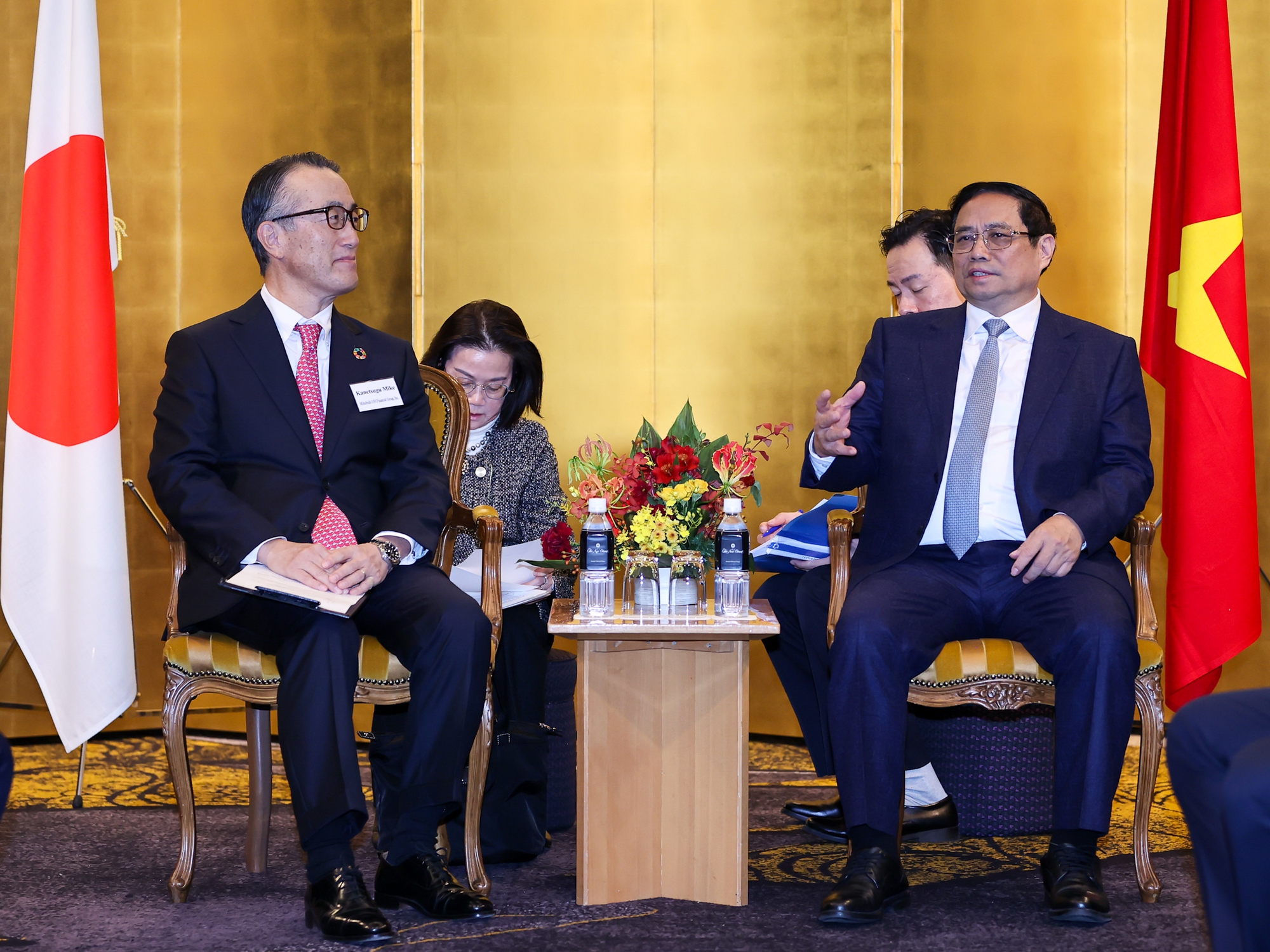 Thủ tướng tiếp lãnh đạo Ngân hàng Tokyo MUFG và VietinBank trước khi tham dự tọa đàm với các tập đoàn kinh tế hàng đầu của Nhật Bản - Ảnh: VGP/Nhật Bắc