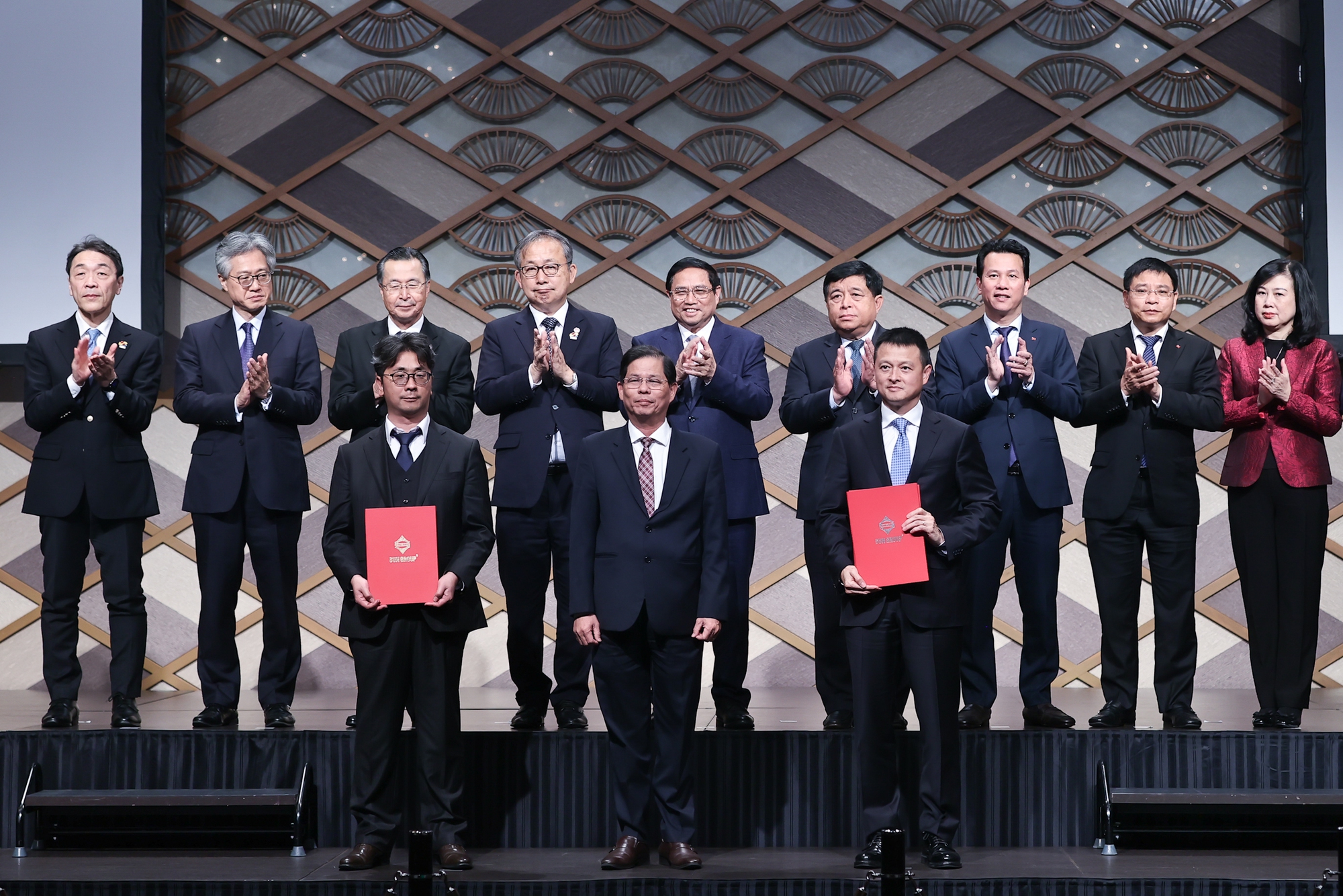 Thủ tướng chứng kiến Tập đoàn Sun Group trao thỏa thuận hợp tác xây dựng tại khu kinh tế Vân Phong với Tập đoàn Taisei, trao thỏa thuận hợp tác đầu tư các cơ sở y tế, chăm sóc sức khỏe với Well Group tại khu kinh tế Vân Phong… - Ảnh: VGP/Nhật Bắc