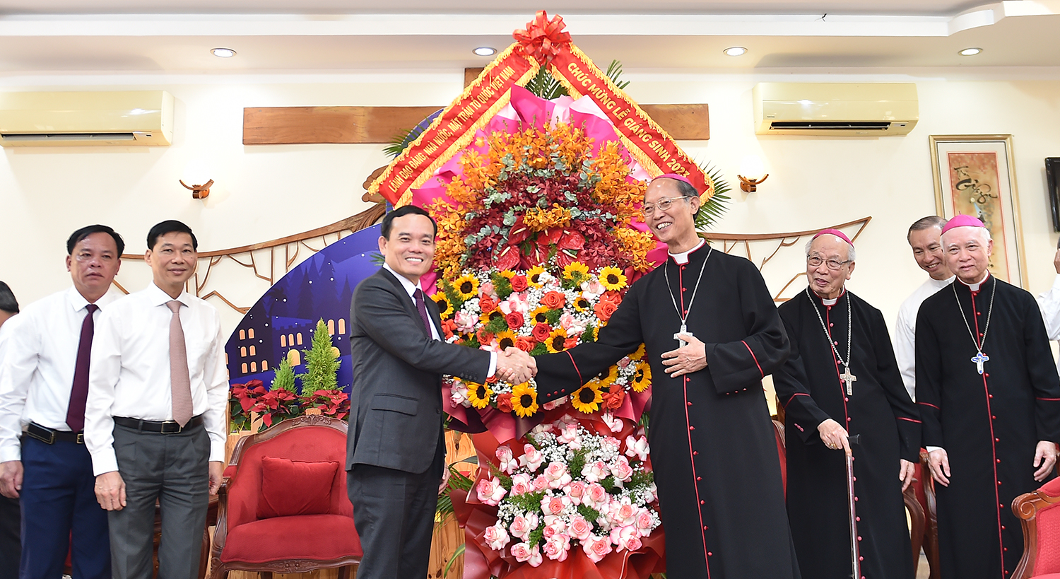 Phó Thủ tướng Trần Lưu Quang thăm, chúc mừng Giáng sinh tại Toà Giám mục Xuân Lộc (tỉnh Đồng Nai) - Ảnh: VGP/Hải Minh