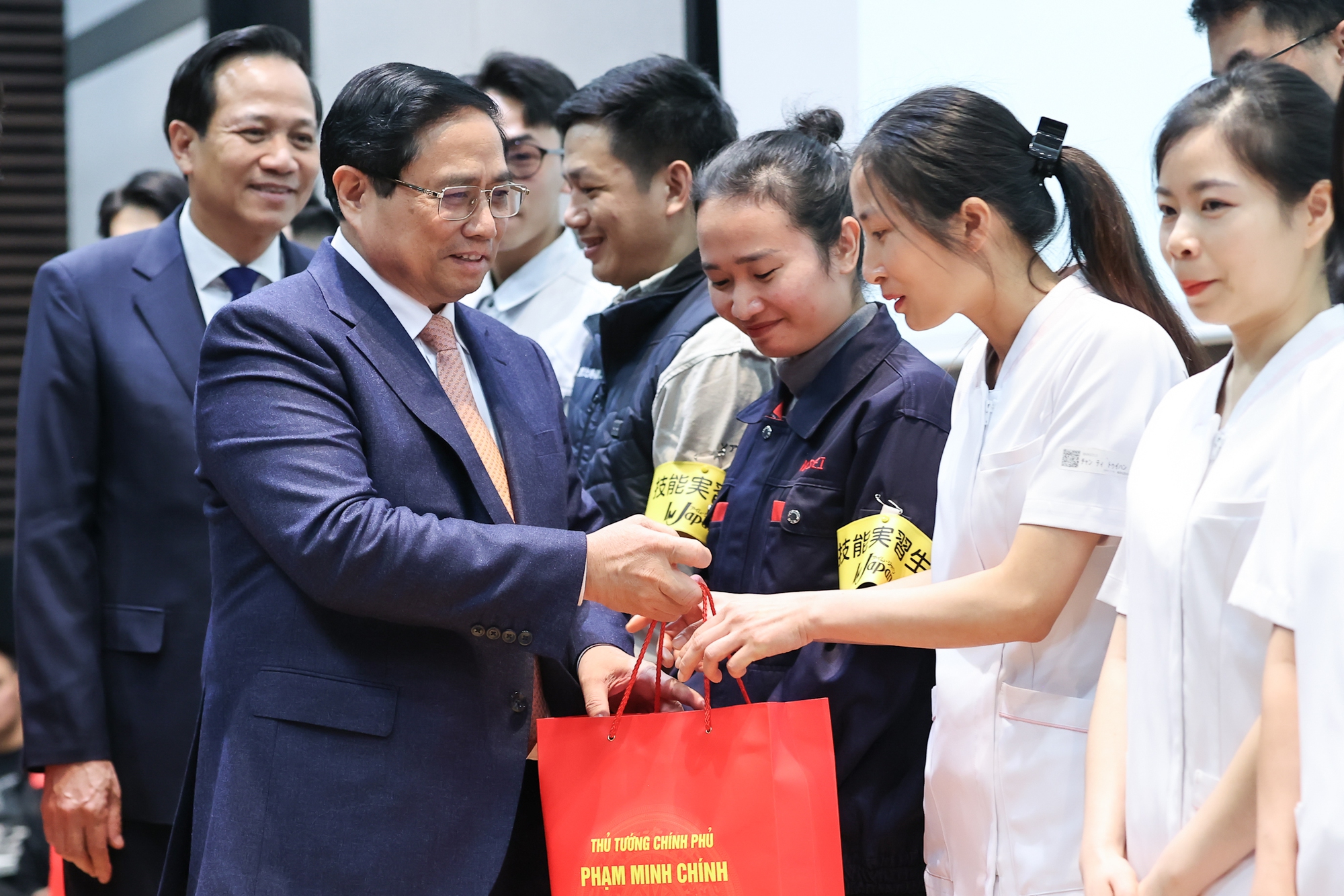 Thủ tướng tặng quà cho người lao động Việt Nam đang làm việc tại Nhật Bản - Ảnh: VGP/Nhật Bắc