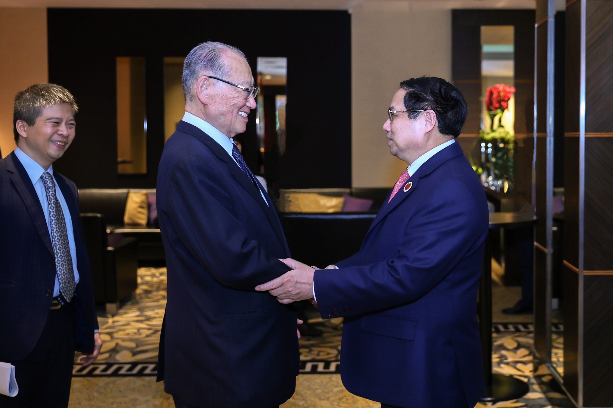 Thủ tướng Phạm Minh Chính và ông Matsuzawa Ken, Chủ tịch Hội đồng thúc đẩy Ngoại giao Nhân dân Nhật Bản - Ảnh: VGP/Nhật Bắc
