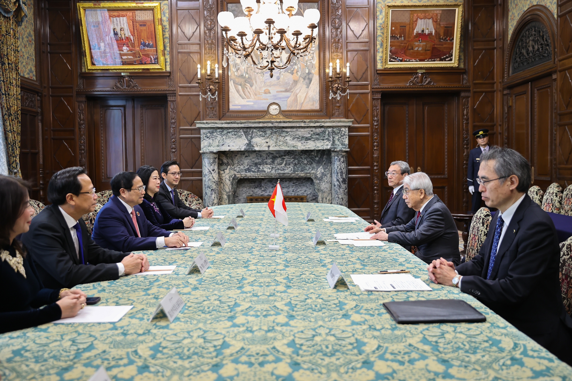 Thủ tướng Chính phủ đề nghị Chủ tịch Otsuji và Thượng viện Nhật Bản phát huy và tăng cường hơn nữa vai trò của hai Quốc hội đối với sự phát triển quan hệ hai nước - Ảnh: VGP/Nhật Bắc