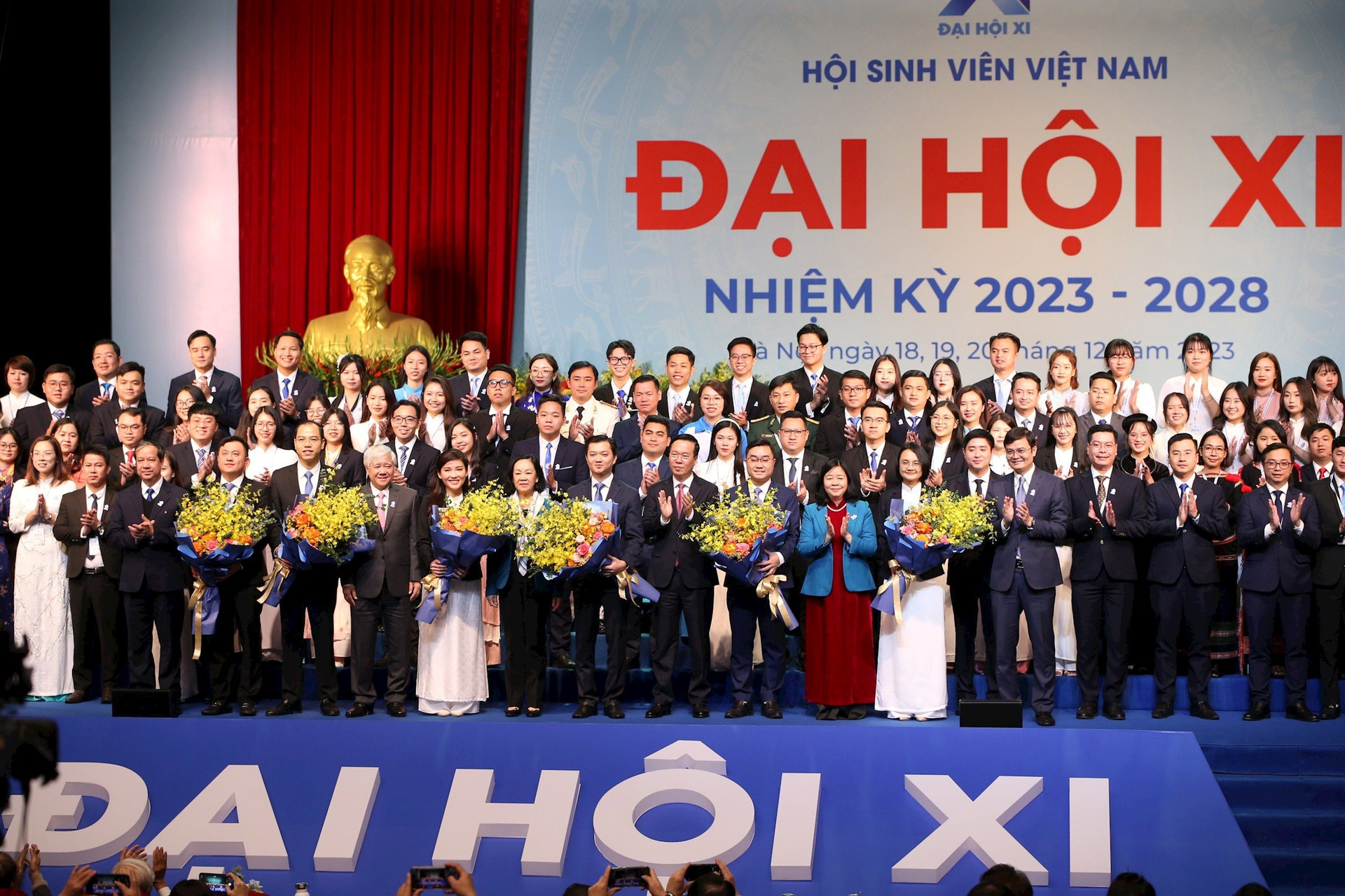 Lãnh đạo Đảng, Nhà nước, MTTQ tặng hoa chúc mừng Ban chấp hành Hội Liên hiệp Thanh niên Việt Nam, khóa XI, nhiệm kỳ 2023-2028 - Ảnh: VGP/PL