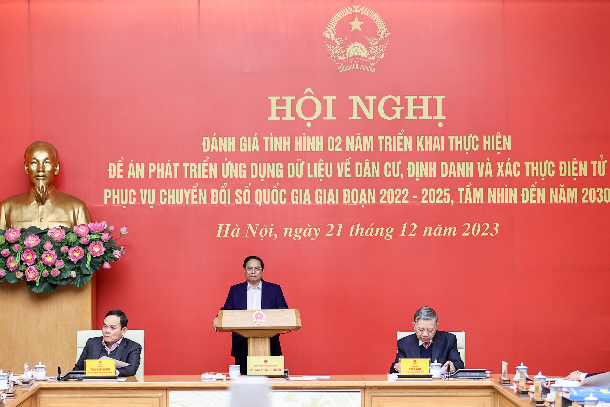 Thủ tướng Phạm Minh Chính chủ trì Hội nghị trực tuyến toàn quốc đánh giá tình hình 2 năm triển khai thực hiện Đề án 06 về ""Phát triển ứng dụng dữ liệu về dân cư, định danh và xác thực điện tử phục vụ chuyển đổi số quốc gia giai đoạn 2022-2025, tầm nhìn đến năm 2030" - Ảnh: VGP/Nhật Bắc