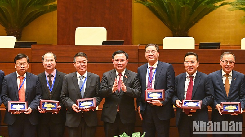 Chủ tịch Quốc hội Vương Đình Huệ tặng quà lưu niệm cho các Đại sứ, Trưởng Cơ quan đại diện ngoại giao Việt Nam ở nước ngoài. (Ảnh: DUY LINH)