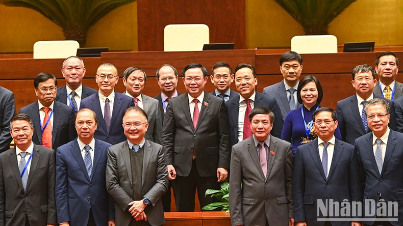 Chủ tịch Quốc hội Vương Đình Huệ cùng các đại biểu với các Đại sứ, Trưởng Cơ quan đại diện ngoại giao Việt Nam ở nước ngoài. (Ảnh: DUY LINH)