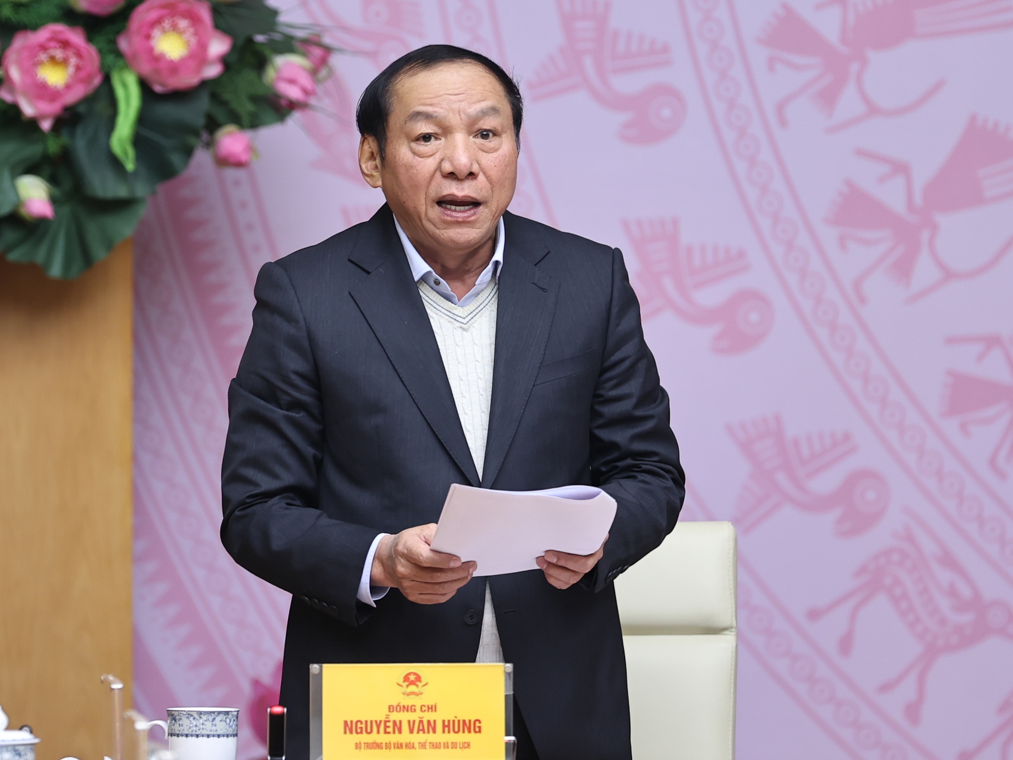 Bộ trưởng Bộ VHTT&DL Nguyễn Văn Hùng báo cáo tại Hội nghị - Ảnh: VGP/Nhật Bắc