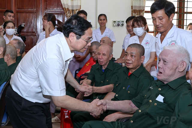 Thủ tướng Phạm Minh Chính thăm, tặng quà tại Trung tâm điều dưỡng thương binh Kim Bảng, Hà Nam - Ảnh: VGP