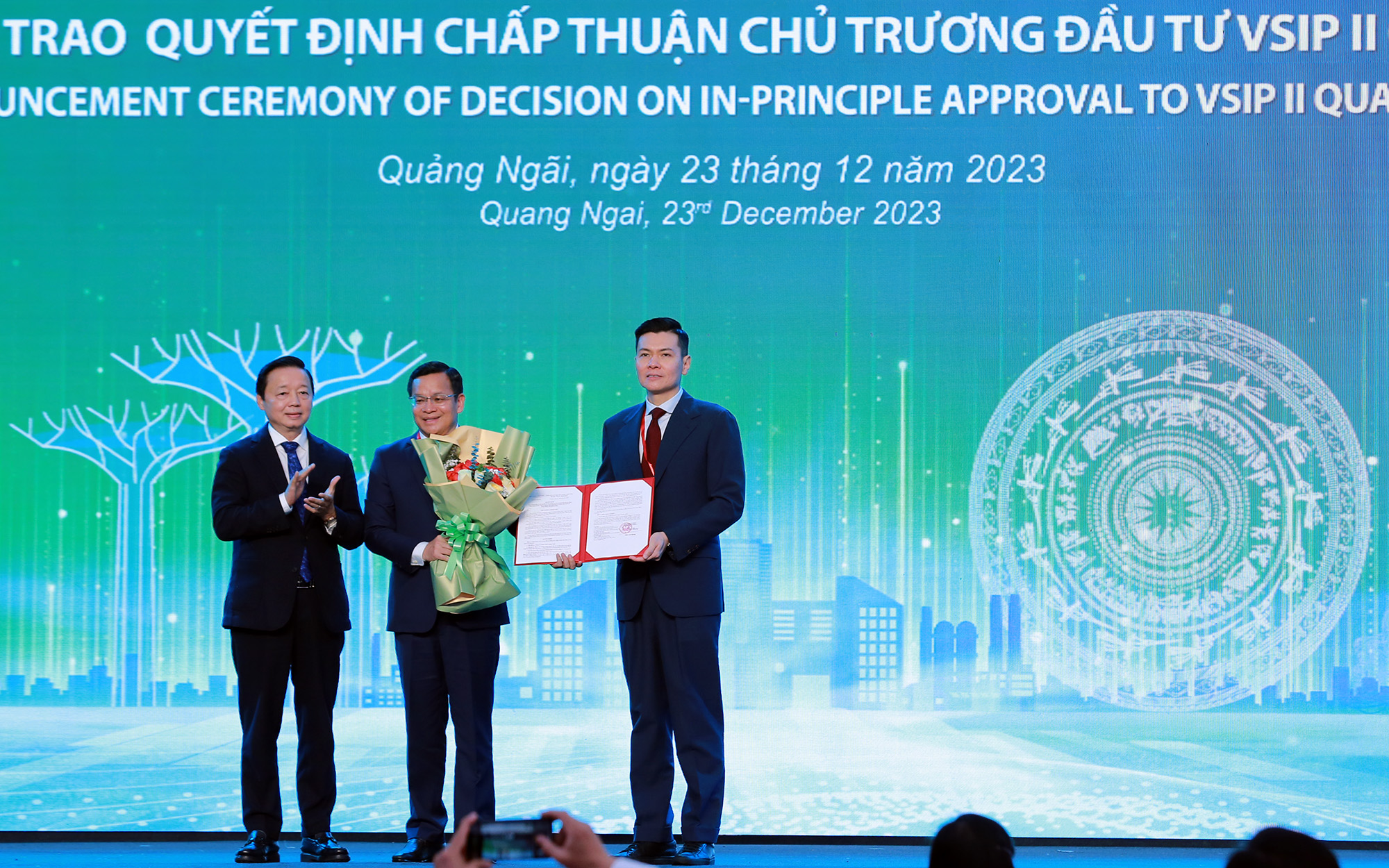 Phó Thủ tướng Trần Hồng Hà trao quyết định chấp thuận chủ trương đầu tư VSIPII Quảng Ngãi - Ảnh: VGP/Minh Khôi