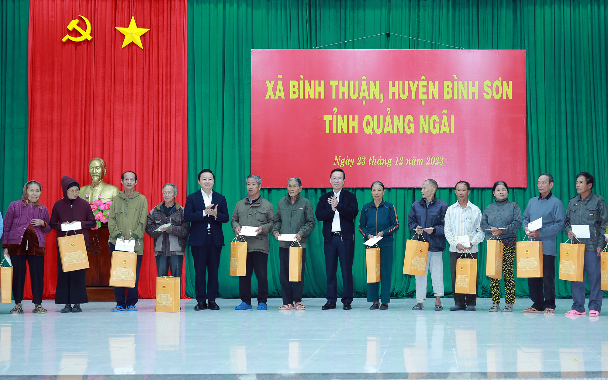 Chủ tịch nước Võ Văn Thưởng, Phó Thủ tướng Trần Hồng Hà tặng quà cho các gia đình chính sách, hộ nghèo ở xã Bình Thuận - Ảnh: VGP/Minh Khôi