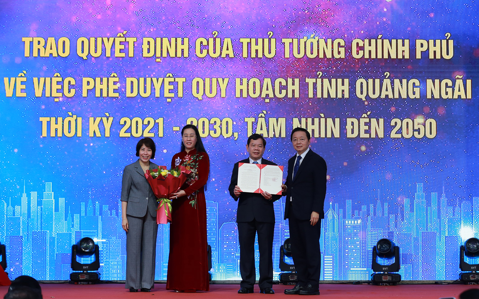 Phó Thủ tướng Trần Hồng Hà trao quyết định phê duyệt Quy hoạch cho lãnh đạo tỉnh Quảng Ngãi - Ảnh: VGP/Minh Khôi