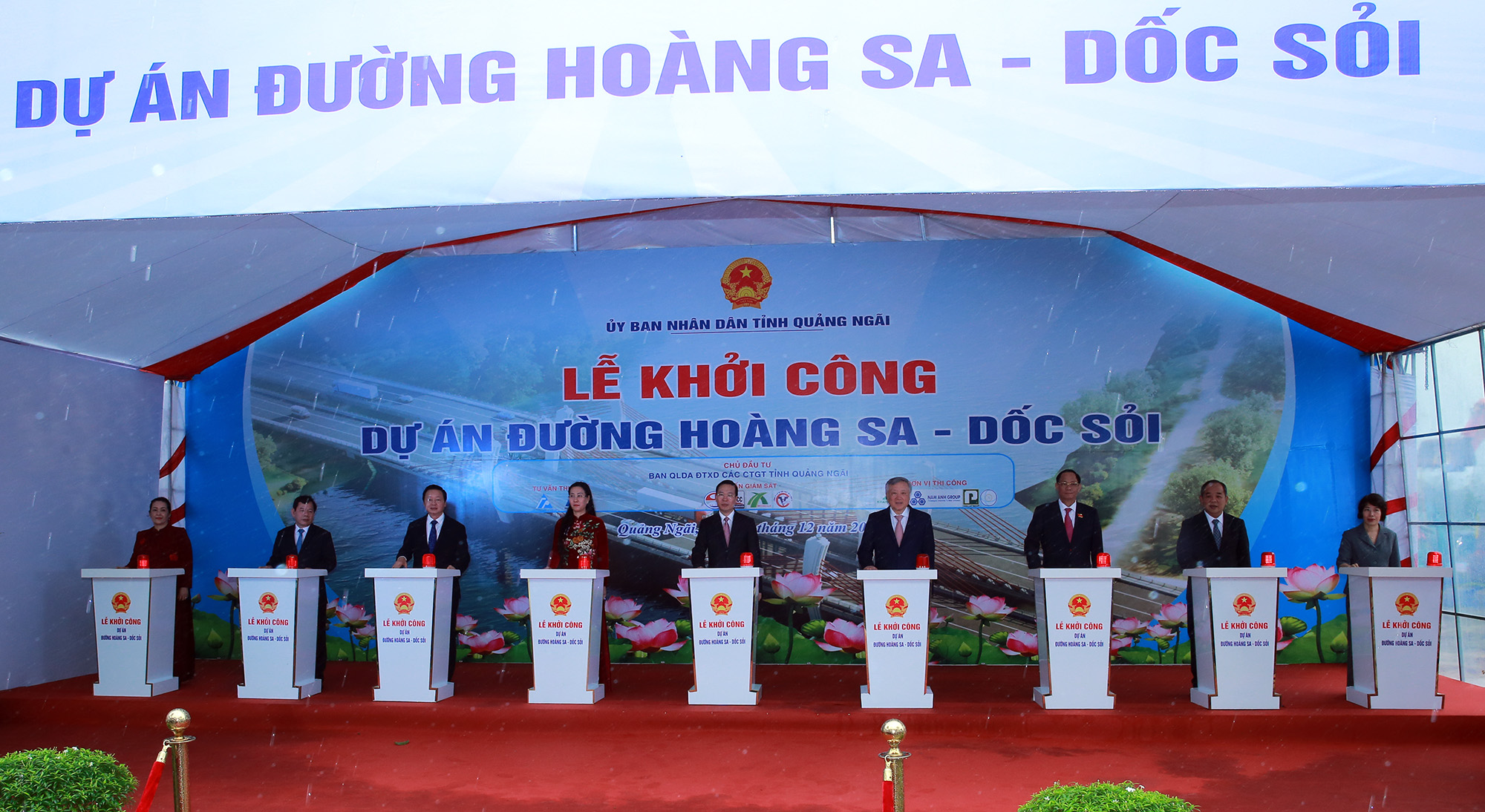 Chủ tịch nước Võ Văn Thưởng và các đồng chí lãnh đạo bấm nút khởi công dự án đường Hoàng Sa - Dốc Sỏi - Ảnh: VGP/Minh Khôi