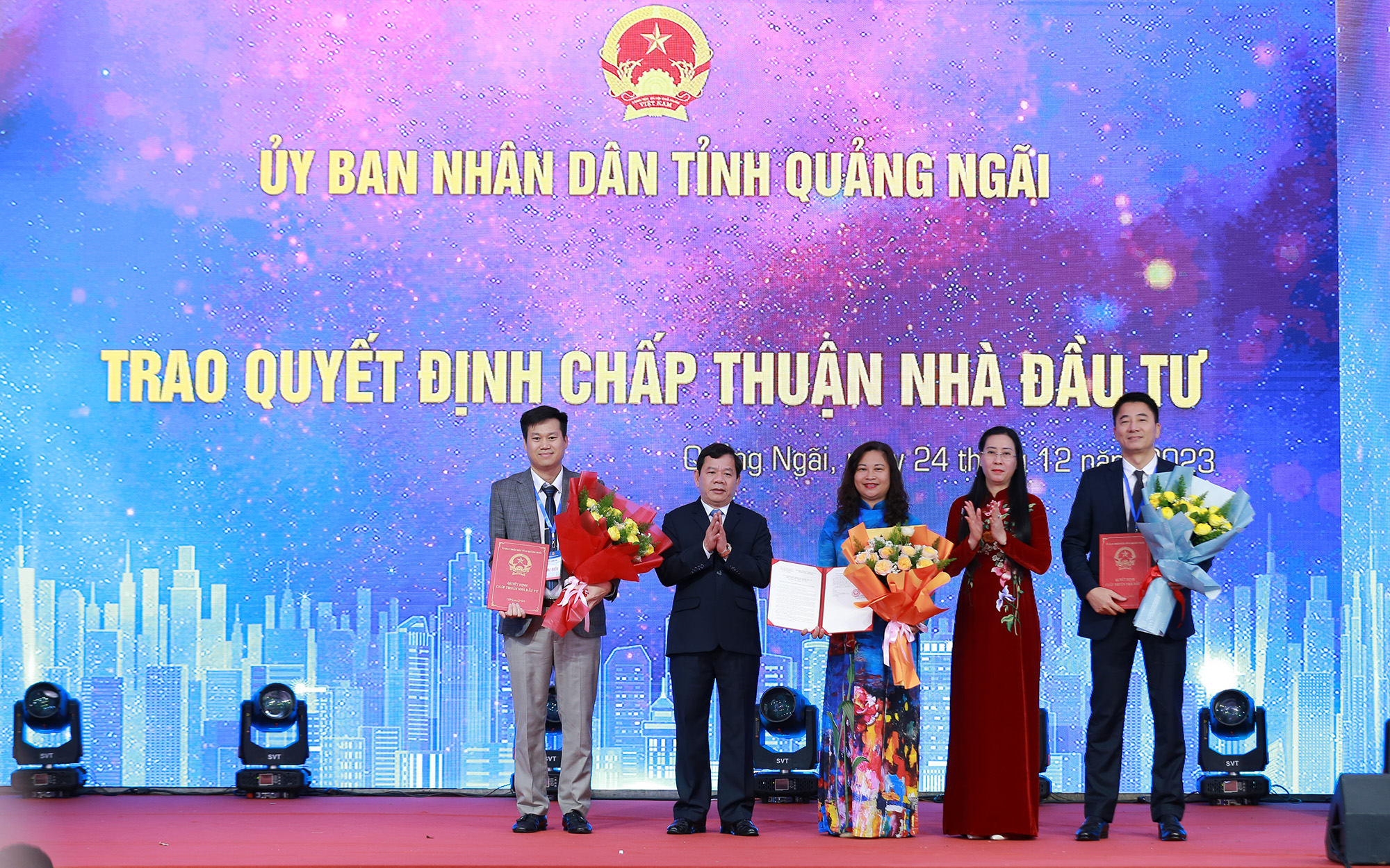 Lãnh đạo tỉnh Quảng Ngãi trao quyết định chấp thuận nhà đầu tư, chấp thuận chủ trương đầu tư cho một số dự án lớn tại địa phương - Ảnh: VGP/Minh Khôi