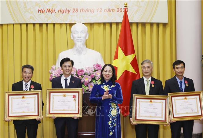 Phó Chủ tịch nước Võ Thị Ánh Xuân trao Huân chương Lao động hạng Ba cho các tập thể và cá nhân - Ảnh: TTXVN