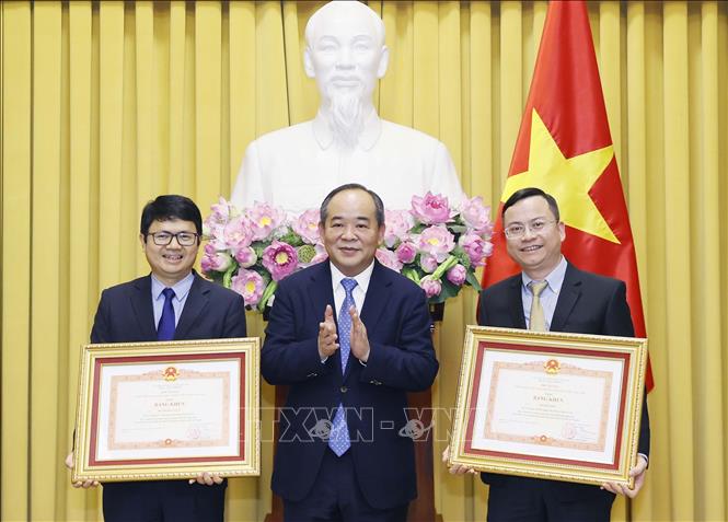Chủ nhiệm Văn phòng Chủ tịch nước Lê Khánh Hải trao Bằng khen của Thủ tướng Chính phủ cho các cá nhân - Ảnh: TTXVN